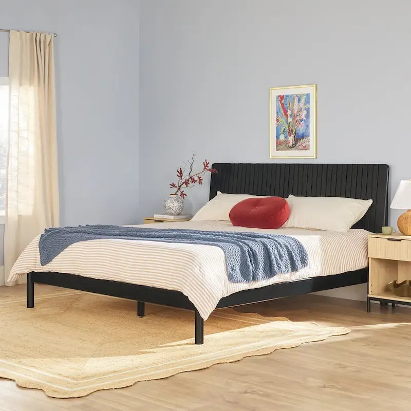 Modernes Kingsize-Bett mit Lamellen-Kopfteil