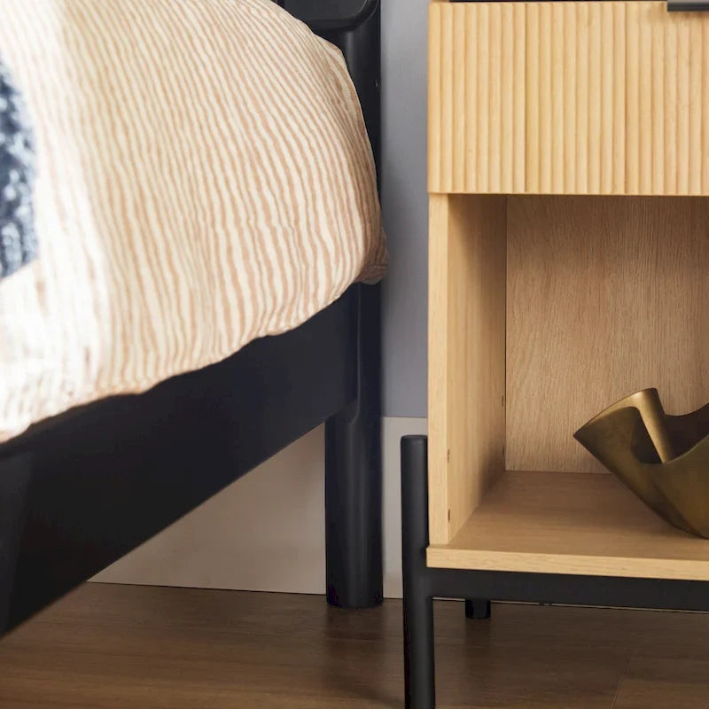 Modernes Kingsize-Bett mit Lamellen-Kopfteil