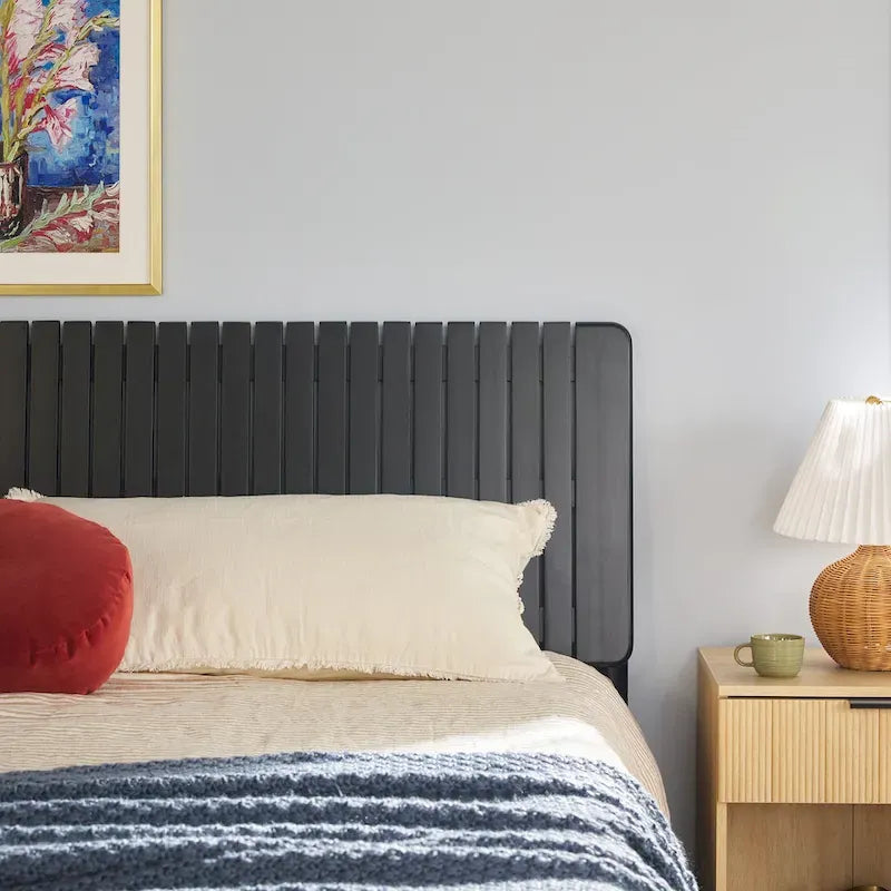 Modernes Kingsize-Bett mit Lamellen-Kopfteil