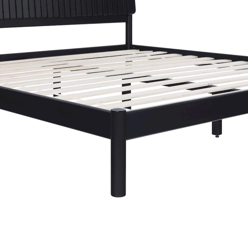 Modernes Kingsize-Bett mit Lamellen-Kopfteil
