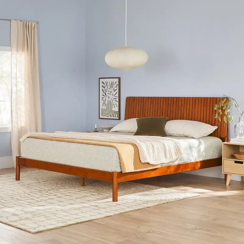Modernes Kingsize-Bett mit Lamellen-Kopfteil