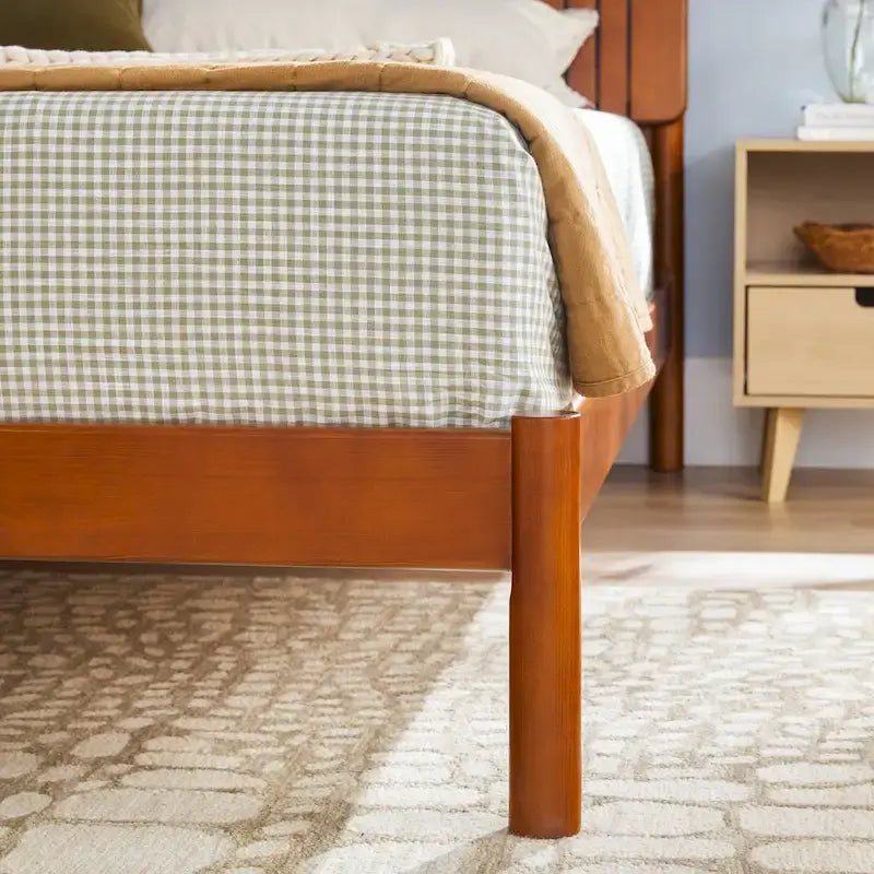 Modernes Kingsize-Bett mit Lamellen-Kopfteil