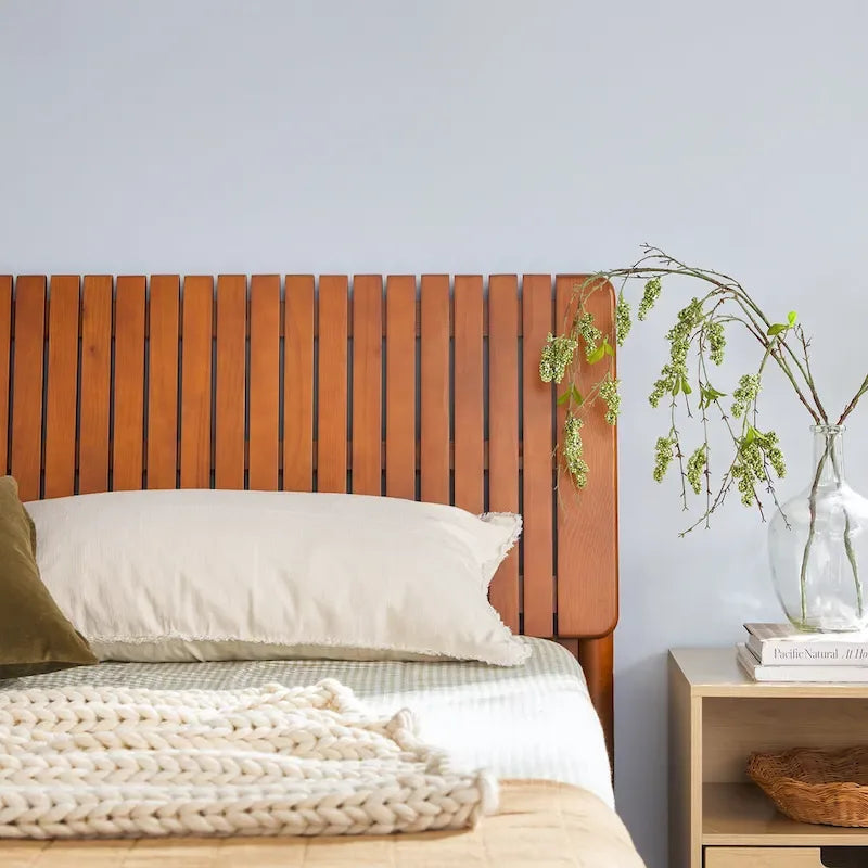 Modernes Kingsize-Bett mit Lamellen-Kopfteil