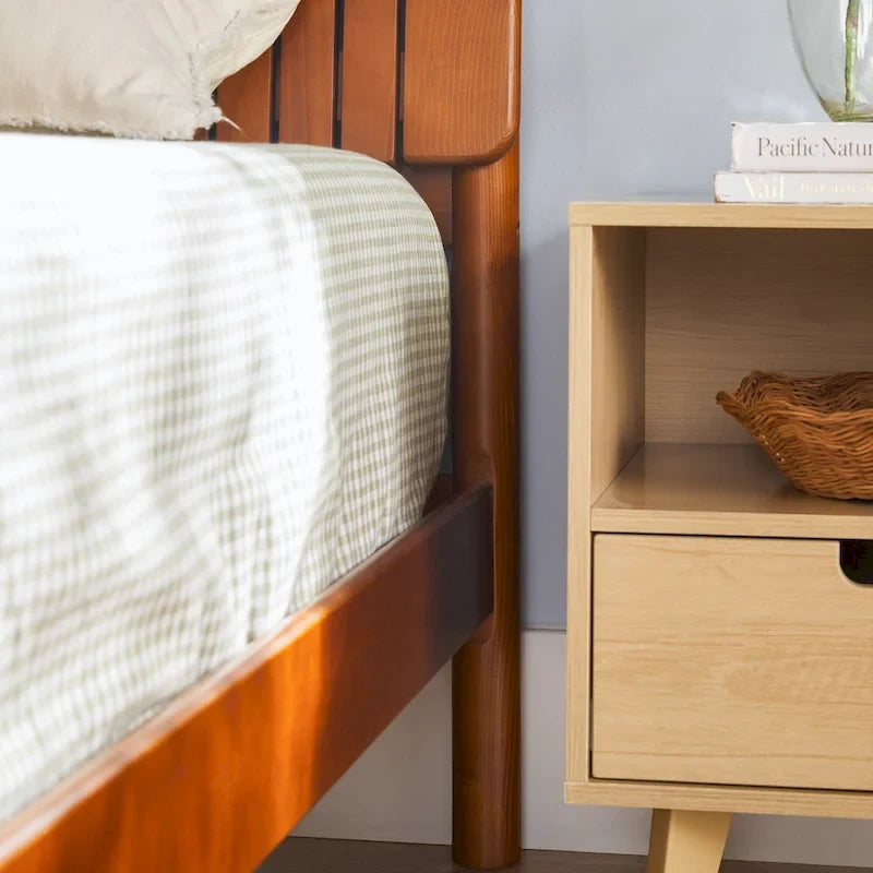 Modernes Kingsize-Bett mit Lamellen-Kopfteil