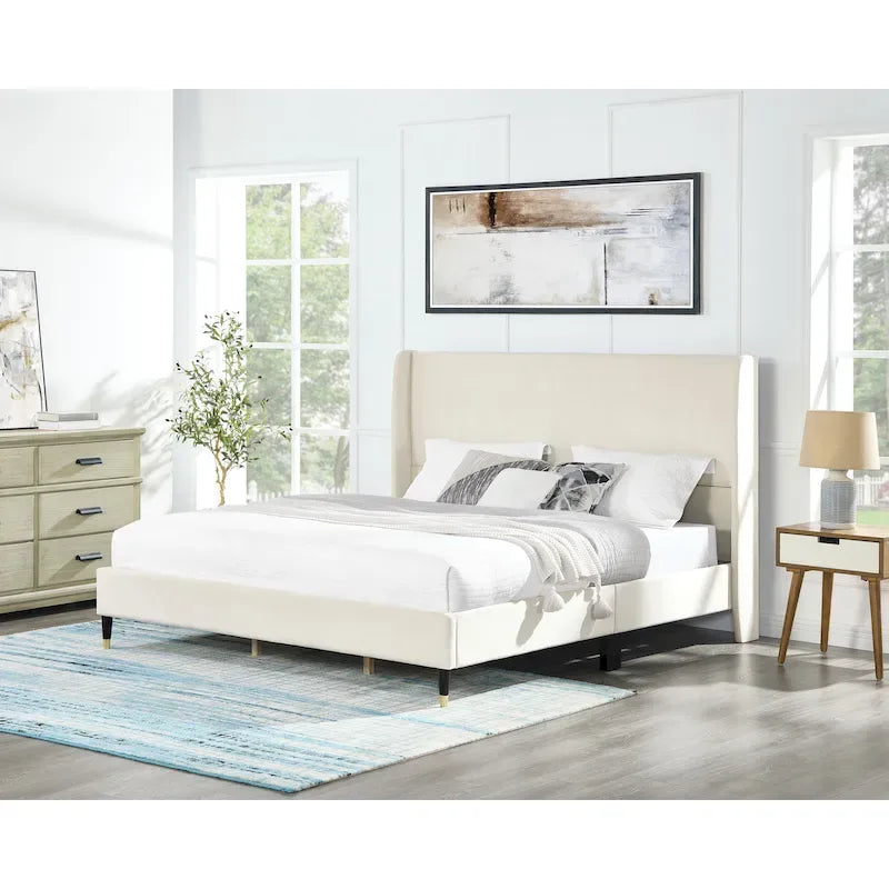 Gepolstertes Plattformbett mit Wingback-Kopfteil