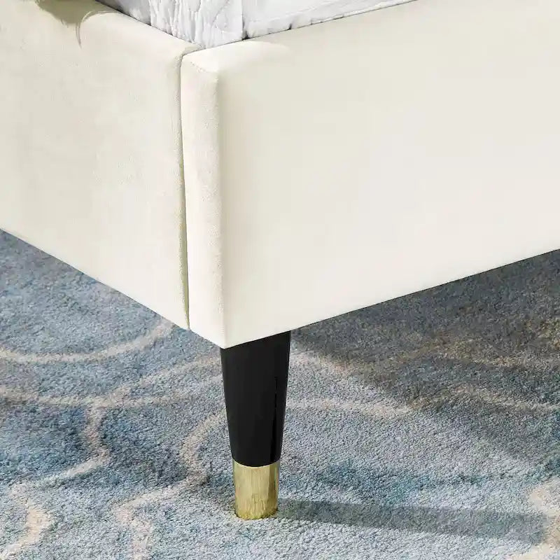 Gepolstertes Plattformbett mit Wingback-Kopfteil
