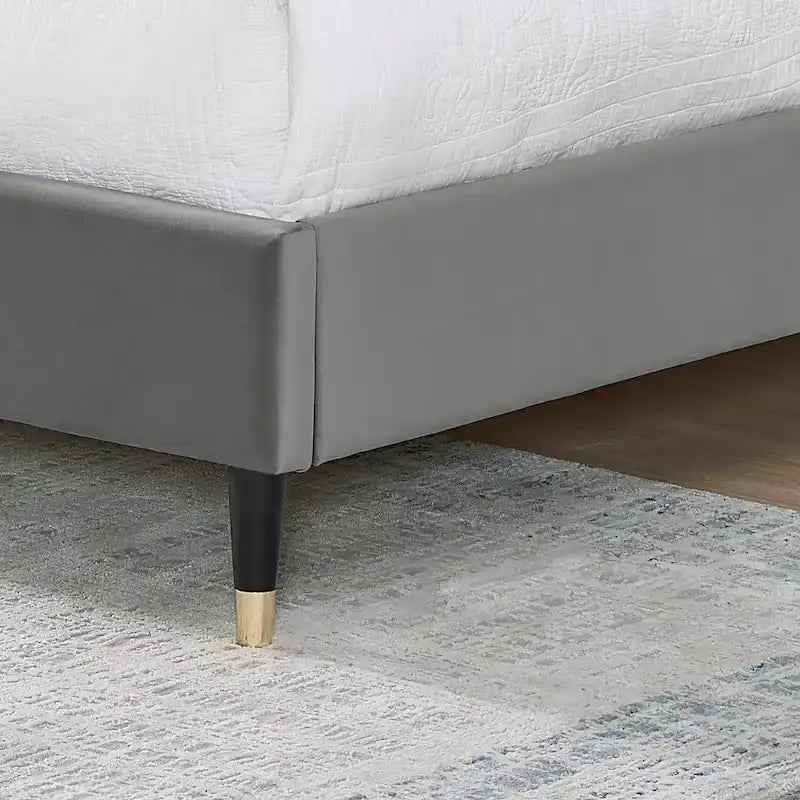 Gepolstertes Plattformbett mit Wingback-Kopfteil