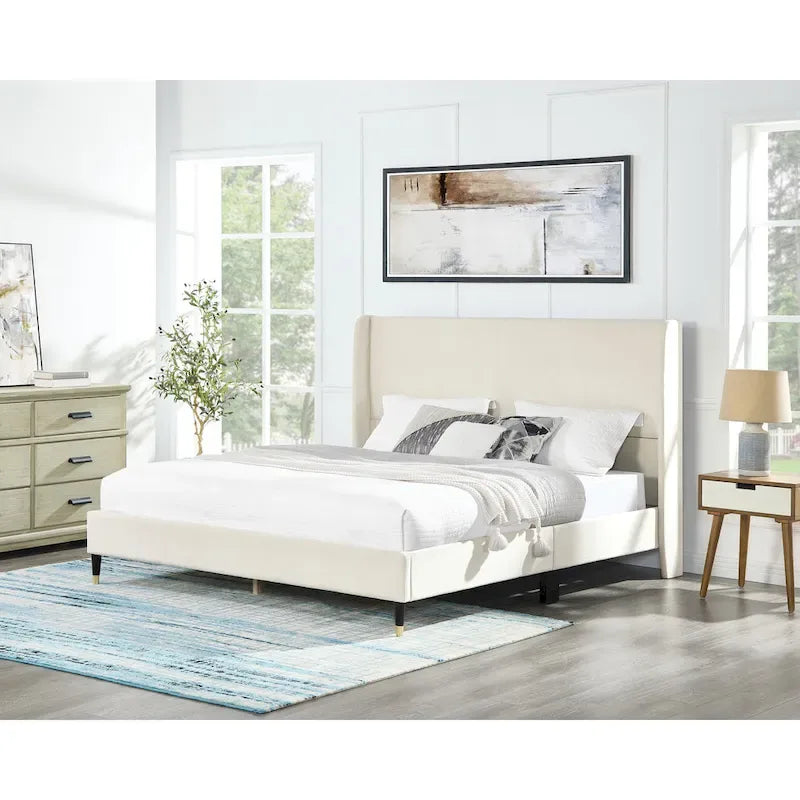 Gepolstertes Plattformbett mit Wingback-Kopfteil