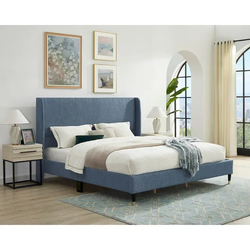 Gepolstertes Plattformbett mit Wingback-Kopfteil