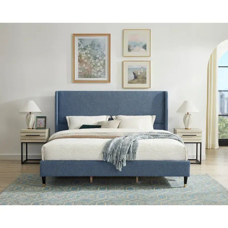 Gepolstertes Plattformbett mit Wingback-Kopfteil