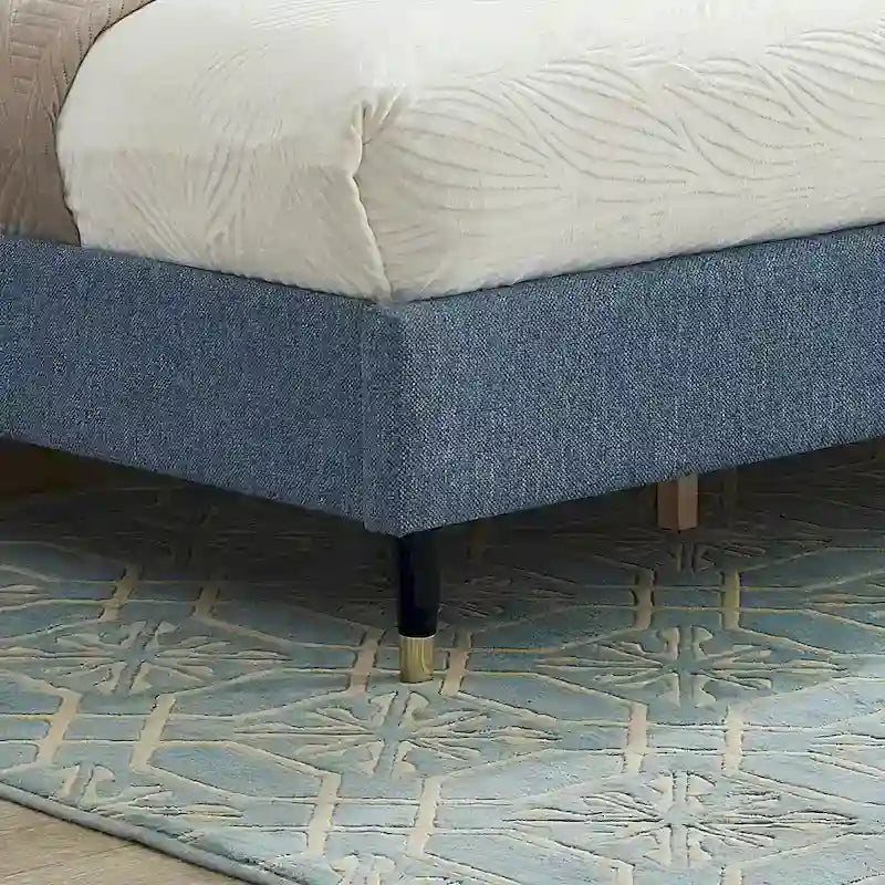 Gepolstertes Plattformbett mit Wingback-Kopfteil