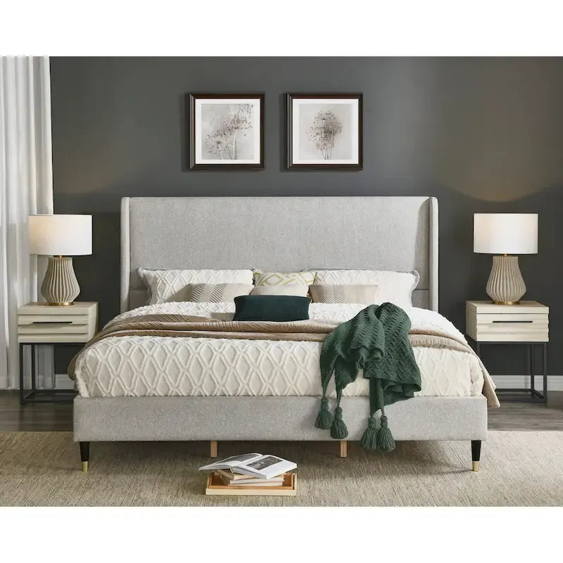 Gepolstertes Plattformbett mit Wingback-Kopfteil