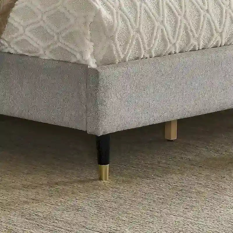 Gepolstertes Plattformbett mit Wingback-Kopfteil