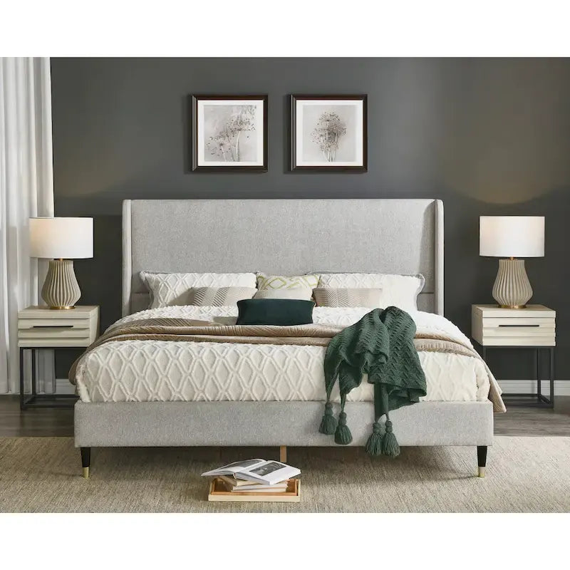 Gepolstertes Plattformbett mit Wingback-Kopfteil