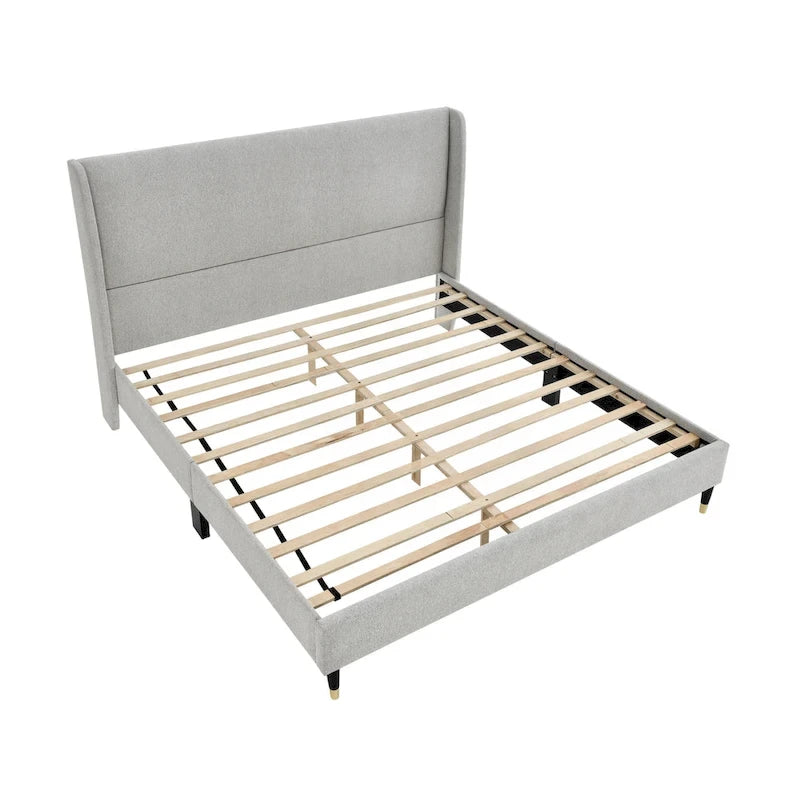 Gepolstertes Plattformbett mit Wingback-Kopfteil