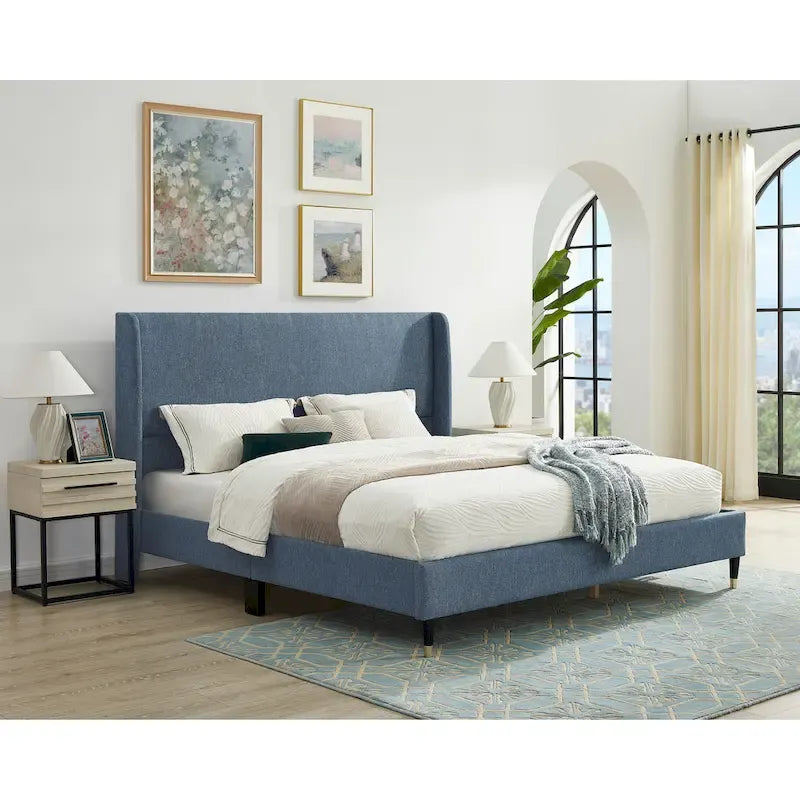 Gepolstertes Plattformbett mit Wingback-Kopfteil