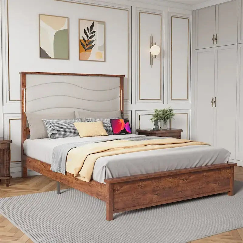 Kingsize-Bettgestell mit gepolstertem Kopfteil und Ladestation